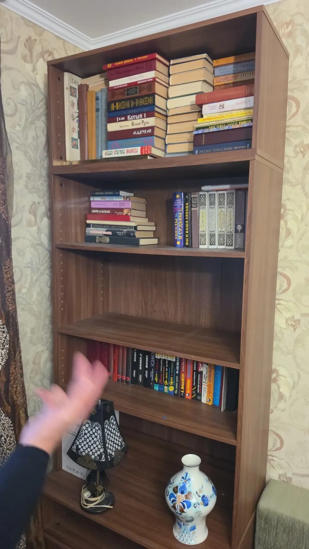 Книги, ваза и домашний декор на стеллаже