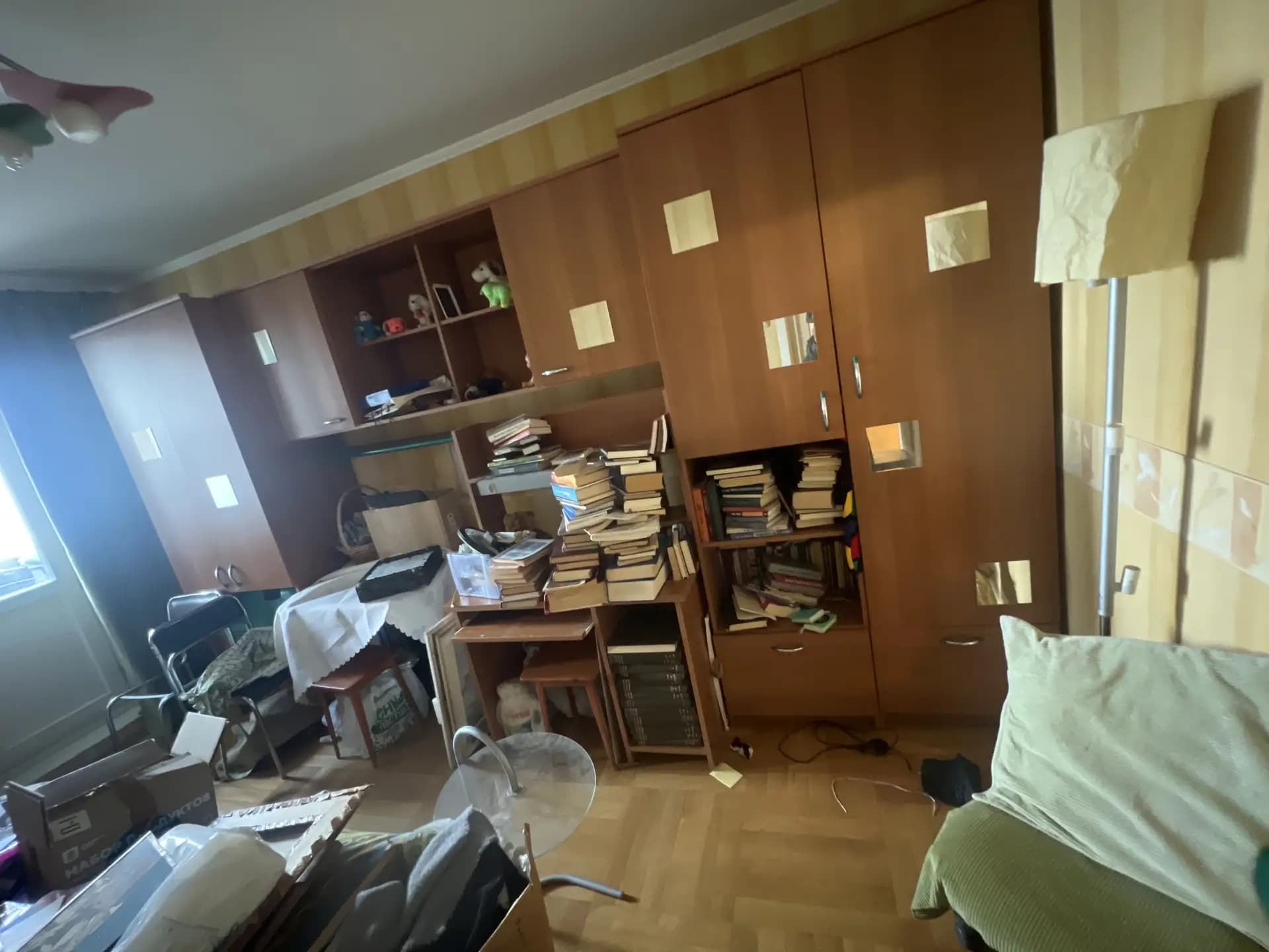 Книги, мебель и домашние вещи в квартире перед вывозом