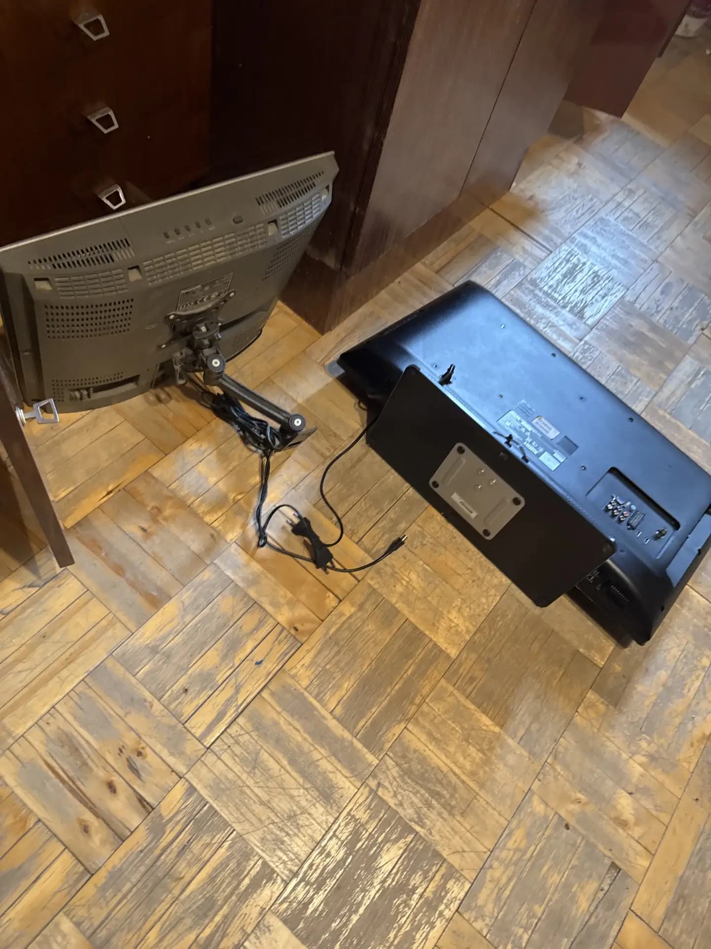 Несколько телевизоров, подготовленных к вывозу