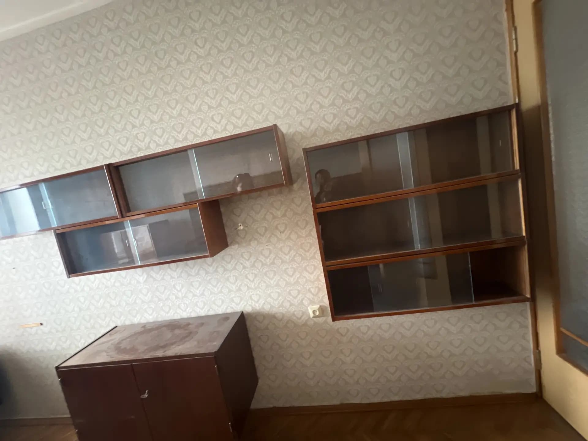 Старая мебельная стенка из нескольких секций